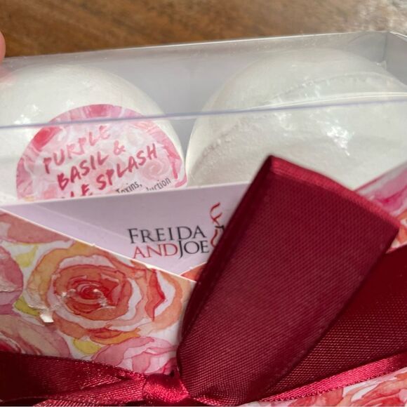Freida & Joe Aromatherapy Bath Bombs Gift Set of 4 NWOT - Picture 2 of 8